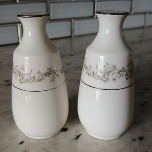 Noritake Parkridge 7561 Vintage Ivory China Japan Salt And Pepper Shakers Set